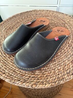 Duck Feet Blavand Black Leather Clogs 39